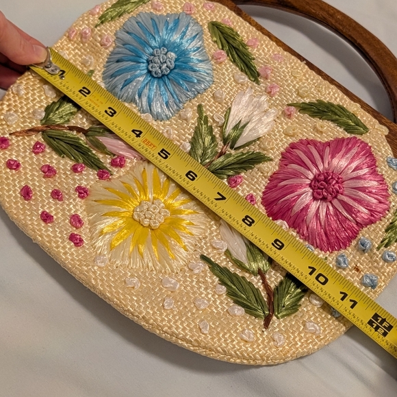 Vintage 1960s Hawaiian Raffia Floral Handbag — Wooden Handle — Hand-Embroidered - Picture 13 of 14